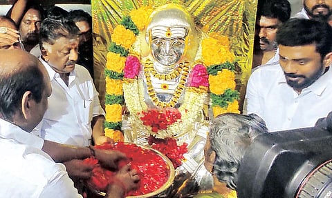 நினைவிடத்தில் உள்ள தேவர் சிலைக்கு புதிதாக செய்யப்பட்ட வெள்ளி கவசத்தை முன்னாள் முதல்-அமைச்சர் ஓ.பன்னீர் செல்வம் வழங்கி மலர் தூவி மரியாதை செலுத்தினார். 