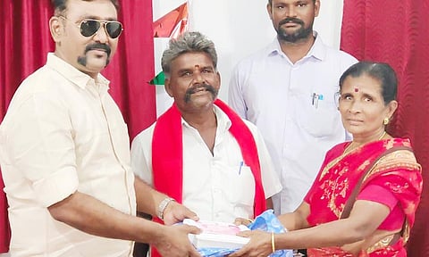 ஊராட்சி மன்ற தலைவர் வரதன் தீபாவளி பரிசு வழங்கினார்.