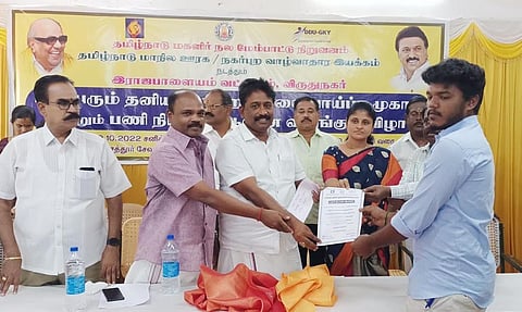 முகாமில் ஒரு இளைஞருக்கு பணி நியமன ஆணையை தங்கபாண்டியன் எம்.எல்.ஏ. வழங்கினார். அருகில் யூனியன் சேர்மன் சிங்கராஜ், நகரசபை தலைவி பவித்ரா சியாம்ராஜா உள்ளனர். 