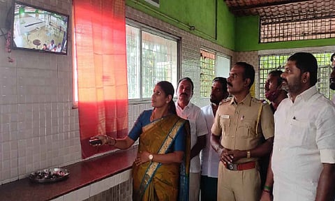 பல்லடம் பஸ் நிலையத்தில் கண்காணிப்பு கேமரா பொருத்தப்பட்ட காட்சி. 