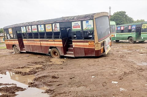 சேறும் சகதியுமாக காணப்படும் அரசு பஸ் பணிமனையை படத்தில் காணலாம். 