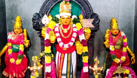பட்டு வஸ்திர அலங்காரத்தில் அருள்பாலித்த வாழப்பாடி வள்ளி - தெய்வானை சமேத சுப்பிரமணியர் சாமியை படத்தில் காணலாம்.
