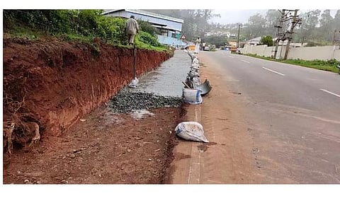 கோத்தகிரி-குன்னூர் இடையே சாலையை அகலப்படுத்தும் பணி மும்முரம்