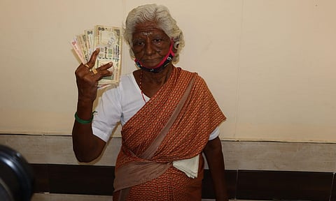 இறந்த மகன் சேர்த்து வைத்த பணம்: பழைய 500, 1000 ரூபாய் நோட்டுகளுடன் கலெக்டர் அலுவலகம் வந்த மூதாட்டி