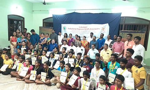 சாம்பியன்ஷிப் போட்டியில் வெற்றி பெற்றவர்களுக்கு பாராட்டு சான்றிதழ்கள் வழங்கிய காட்சி.