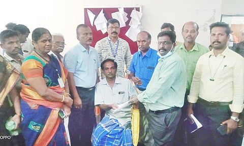 மாற்றுத்திறனாளிகளுக்கு அடையாள அட்டைகளை கோட்டாட்சியர் வழங்கினார்.