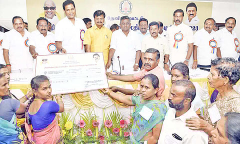 தேனியில் நடந்த சட்டப்பேரவை மதிப்பீட்டு குழுவின் ஆய்வு கூட்டத்தில் அரசின் நலத்திட்ட உதவிகளை குழுவின் தலைவர் ராஜா, கலெக்டர் முரளிதரன் ஆகியோர் வழங்கினர்.