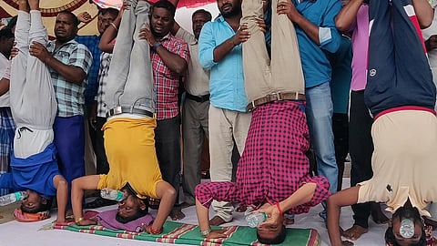 செங்குறிச்சி சுங்கச்சாவடி ஊழியர்கள் தலை கீழாக நின்று தண்ணீர் குடிக்கும் போராட்டத்தில் ஈடுபட்டனர்.