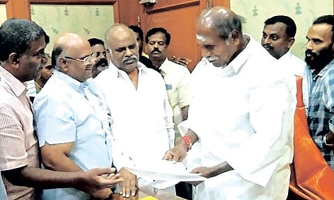 வணிகர் சங்க நிர்வாகிகள் இசைக்கலைவன் தலைமையில் முதல்-அமைச்சர் ரங்கசாமியிடம் மனு அளித்த காட்சி. அருகில் நேரு வீதி வியாபாரிகள் சங்க தலைவர் நமச்சிவாயம் உள்ளார்.