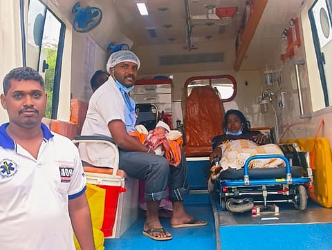 108 ஆம்புலன்சில் பெண்ணுக்கு ஆண் குழந்தை பிறந்தது