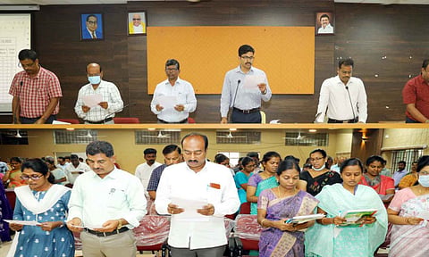 தேசிய ஒற்றுமை நாள் உறுதிமொழி ஏற்றபோது எடுத்தபடம். 