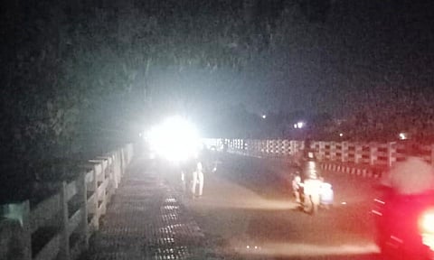 இருளில் மூழ்கிய வைகை ஆற்றுப்பாலம்