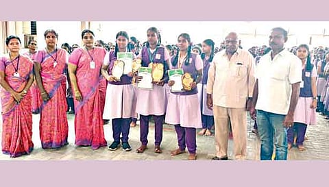 மாநில தடகள போட்டிக்கு பள்ளி மாணவிகள் தேர்வு
