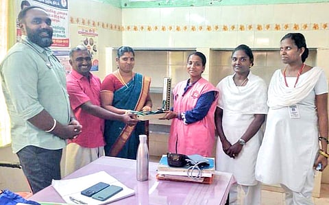 மருத்துவ உபகரணங்கள் வழங்கிய போது எடுத்த படம்