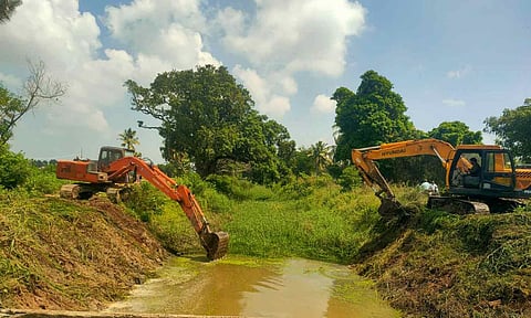 பாகூர் பகுதியில் உள்ள வடிகால் வாய்க்கால்கள் பொக்லின் எந்திரம் மூலம் தூர் வாரி வருவதை படத்தில் காணலாம்.
