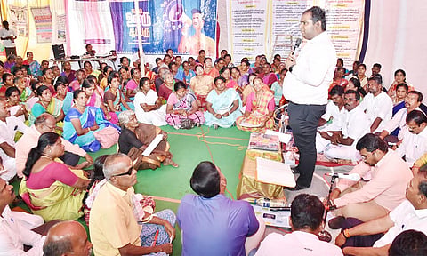 மேலூர் அருகே உள்ள வெள்ளளூரில் நடந்த கிராமசபை கூட்டத்தில் கலெக்டர் அனீஷ்சேகர் பேசினார். 