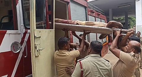ஆக்சிஜன் சிலிண்டர் வெடித்து தீயணைப்பு வீரர் படுகாயம்