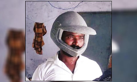கருங்கல்லில் ஹெல்மெட் வடிவமைத்த அவினாசி சிற்பி.