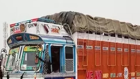 நாமக்கல் அருகே ஓடும் லாரிகளில் தார்பாயை கிழித்து பொருட்களை கொள்ளையடிக்கும் கும்பல் போலீசார் நடவடிக்கை எடுப்பதில்லை என புகார்