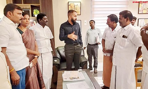 தென்காசி தெற்கு மாவட்ட தி.மு.க. செயலாளர் சிவபத்மநாதன் கலெக்டர் ஆகாசை சந்தித்து மனு அளித்தார்.
