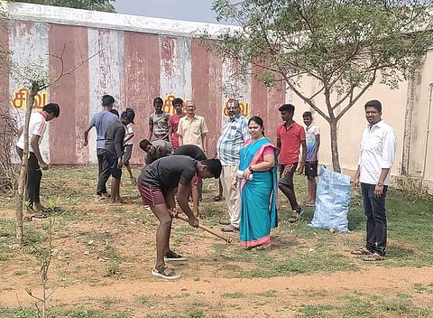 கோவிலில் நாட்டு நலதிட்ட பணிகளை பேரூராட்சி தலைவர் சாரதா பொன் இசக்கி தொடங்கி வைத்தார்.