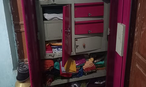 கொள்ளை நடந்த விவசாயி வீட்டில் பீரோ திறக்கப்பட்டிருக்கும் காட்சி.