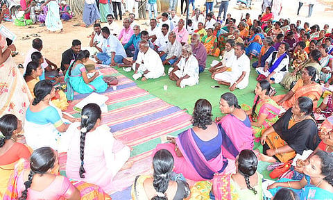 வாணியங்குடி ஊராட்சி மன்ற தலைவர் புவனேஸ்வரி சுரேஷ் தலைமையில் கிராம சபை கூட்டம் நடந்தது.