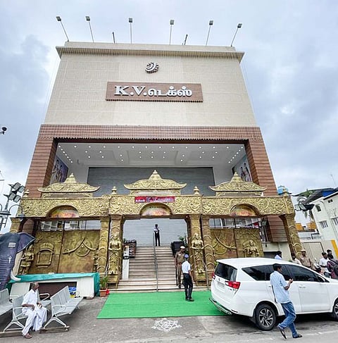 வருமான வரி அதிகாரிகள் சோதனையால் கடலூர்-சிதம்பரம் சாலையில் உள்ள கே.வி.டெக்ஸ் மூடப்பட்டிருந்த காட்சி.