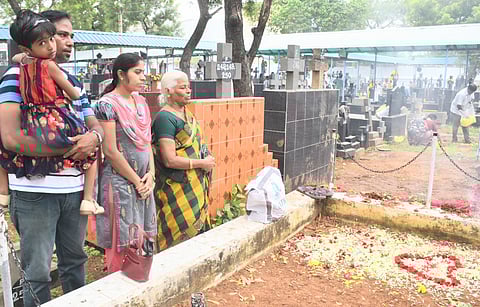 கல்லறை திருநாளையொட்டி, திருச்சியில் முன்னோர்களின் நினைவுகளுடன் மெழுகுவர்த்தி ஏற்றி அஞ்சலி