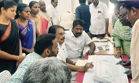 ராஜபாளையம் நகராட்சி வளர்ச்சி பணிகளை விரைந்து முடிப்பது குறித்து அமைச்சர் சாத்தூர் ராமச்சந்திரன் அதிகாரிகளுடன் ஆலோனை நடத்தினார். அருகில் கலெக்டர் மேகநாதரெட்டி, தங்கபாண்டியன் எம்.எல்.ஏ., நகரசபை தலைவர் பவித்ரா ஷியாம் உள்ளனர்.
