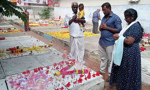 திருப்பூரில் முன்னோர்களுக்கு அஞ்சலி செலுத்திய கிறிஸ்தவர்கள். 