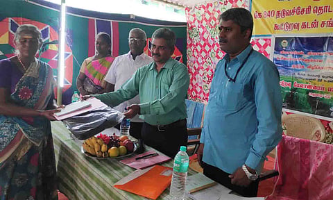 முகாமில் கலந்து கொண்டவர்களுக்கு பயிற்சி கையேடு வழங்கப்பட்ட காட்சி. 