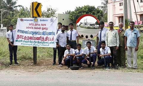 காளிபாளையம் கிராமத்தில் உள்ள சாலையின் ஆபத்தான வளைவில் குவி கண்ணாடியை மாணவர்கள் அமைத்த காட்சி.