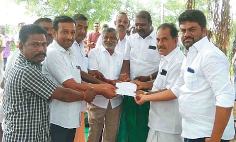 கிராம சபை கூட்டத்தில் தீர்மானம் நிறைவேற்றப்பட்ட காட்சி.