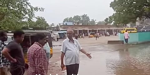 மழை காரணமாக கீழக்கரையில் தாழ்வான பகுதிகளில் தேங்கியிருந்த தண்ணீரை அகற்றும் பணி நகராட்சி கமிஷனர் செல்வராஜ் மேற்பார்ைவயில் ஊழியர்கள் மேற்கொண்டனர்.