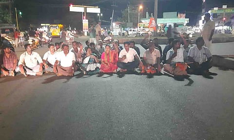 சாலை மறியலில் ஈடுபட்ட பா.ஜ.க.வினர்.