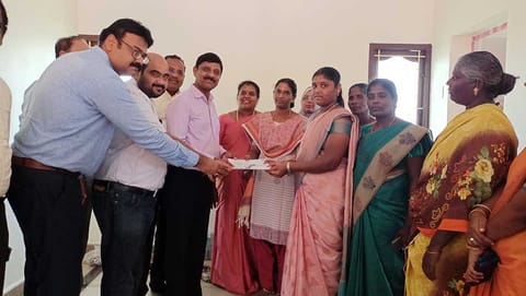 உயிரிழந்த ராணுவ வீரர் மனைவி கிருஷ்ணவேணியிடம் வீட்டு சாவி ஒப்படைக்கப்பட்ட காட்சி