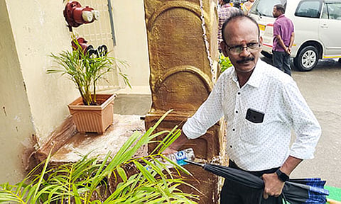 கடலூர் கே.வி.டெக்ஸ் துணி கடையில் வருமானவரித்துறையினர் சோதனை செய்ய உள்ளே செல்வதை படத்தில் காணலாம்.