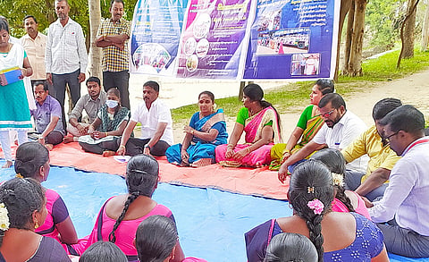 மாப்பிள்ளையூரணி ஊராட்சி தலைவர் சரவணகுமார் தலைமையில் சிறப்பு கிராம சபை கூட்டம் நடந்தது.