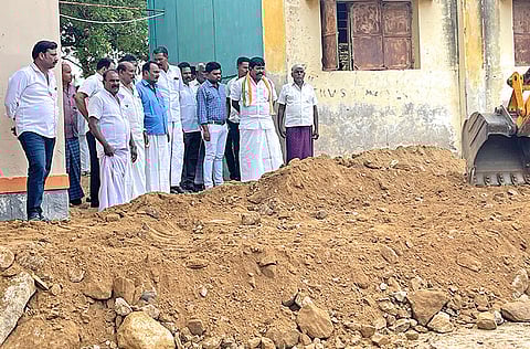 சுரண்டை சிவகுருநாதபுரம் அரசு மேல்நிலைப் பள்ளியில் பழனி நாடார் எம்.எல்.ஏ. ஆய்வு மேற்கொண்டார்.