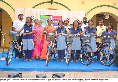 மாணவிகளுக்கு இலவச சைக்கிள் வழங்கபட்ட போது எடுத்த படம்