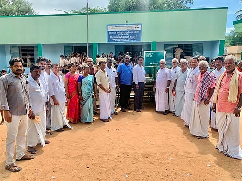 பள்ளிக்கு ரூ.2 லட்ச மதிப்பில் தளவாடப் பொருள்கள் வழங்கும் விழா