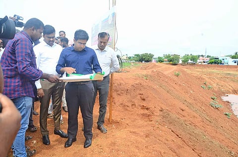 வி.எம்.சத்திரம் அருகே மூர்த்தி நயினார்குளத்தில் கரைகள் பலப்படுத்தப்படுத்தும் பணியை கலெக்டர் விஷ்ணு ஆய்வு செய்த காட்சி. அருகில் மாநகராட்சி கமிஷனர் சிவகிருஷ்ணமூர்த்தி.