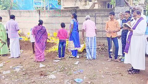 கல்லறை திருநாளில் சிறப்பு பிரார்த்தனை நடந்தது.