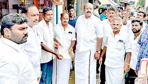 பொது மக்களுக்கு டி.கே.ஜி. நீலமேகம் எம்.எல்.ஏ. தலைமையில் துண்டு பிரசுரம் வழங்கினார்.