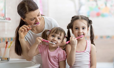 பற்களை பாதுகாக்க குழந்தைகளுக்கு கற்றுக் கொடுங்க...