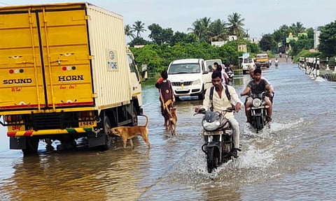 ஆரணி ஆற்றில் வெள்ளப்பெருக்கு- 2 தரைப்பாலங்கள் மூழ்கின