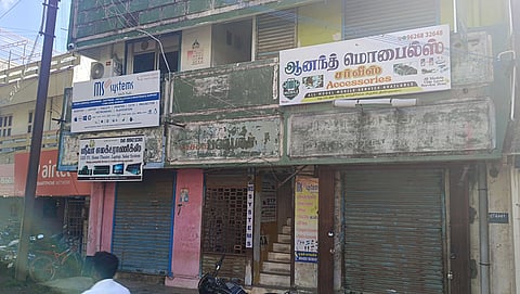 பூட்டு உடைக்கப்பட்ட படத்தை காணலாம்.