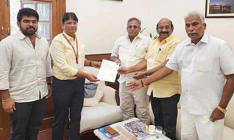 மத்திய அதிகாரிகளிடம் சபாநாயகர் ஏம்பலம் செல்வம் மனு அளித்த காட்சி. 