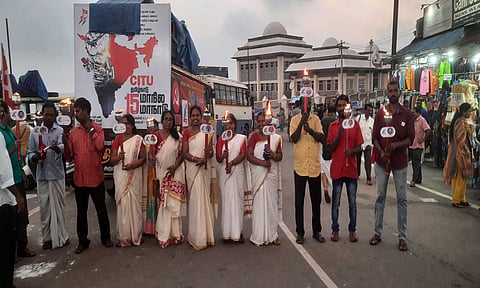 குமரி மாவட்டத்தின் பல்வேறு இடங்களில் இருந்து கன்னியாகுமரிக்கு கொண்டுவரப்பட்ட தியாகிகளின் நினைவு சுடர்களை படத்தில் காணலாம்.